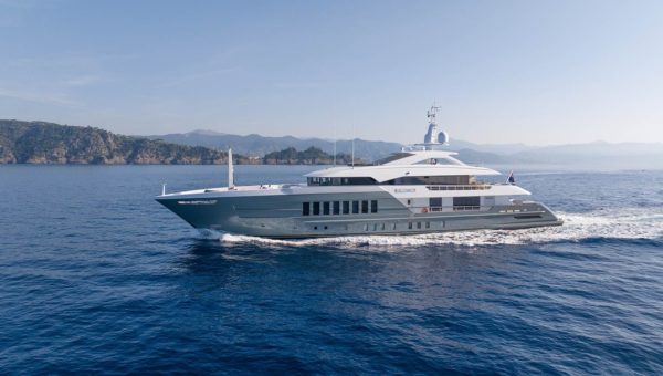 motor yacht azamanta